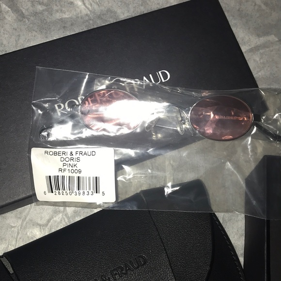Exclusive SSENSE Roberi & Fraud Doris Sunglasses - Picture 6 of 6